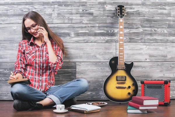 Mujer en estudio con guitarra — Foto de Stock