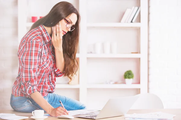 Frau arbeitet im Büro — Stockfoto