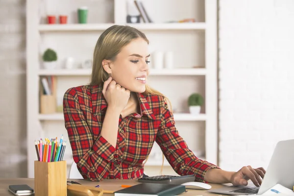 Leende kvinna med laptop — Stockfoto