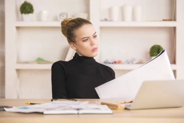 Empresaria concentrada haciendo papeleo — Foto de Stock