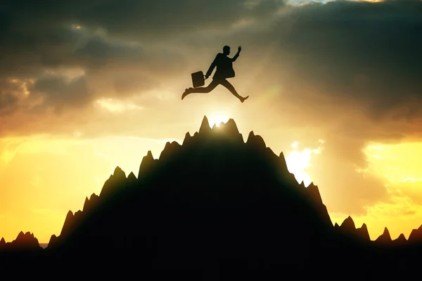 Man jumping on mountain top — Stock Photo, Image