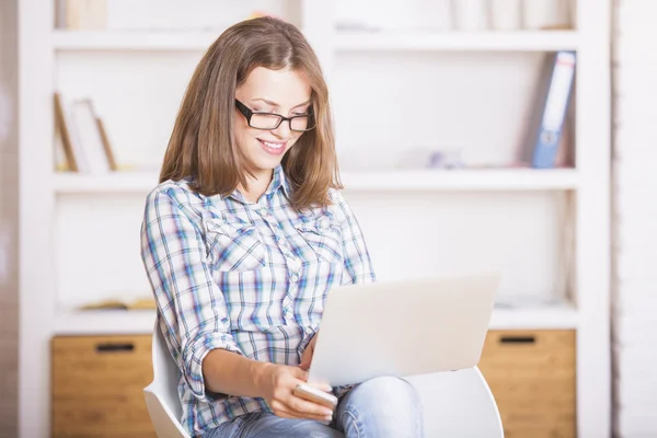 Leende kvinna med laptop — Stockfoto