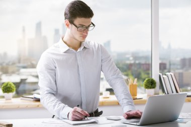 Projede çalışan çekici iş adamı