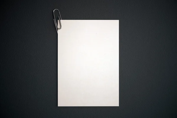 Белый лист бумаги с зажимом — стоковое фото