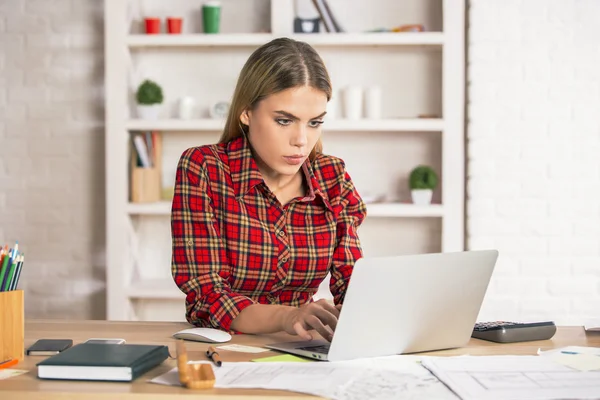 Kvinna med laptop på skrivbord — Stockfoto