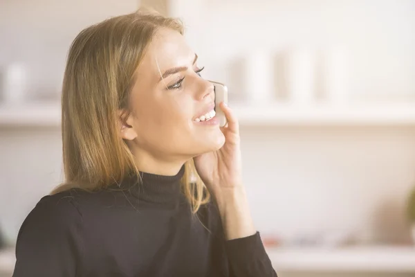 Lachende meisje op telefoon — Stockfoto