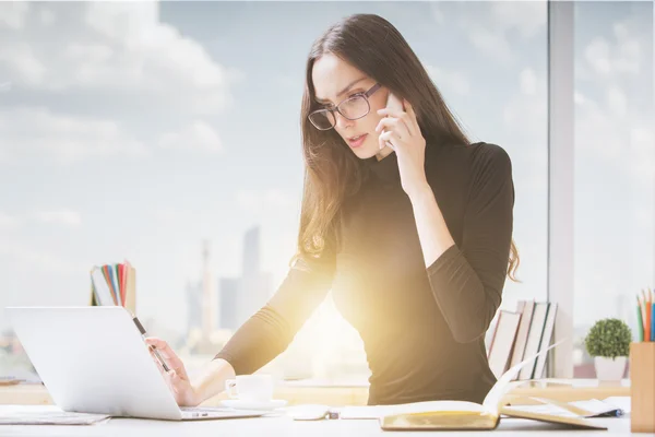 Mujer bonita trabajando en la oficina — Foto de Stock