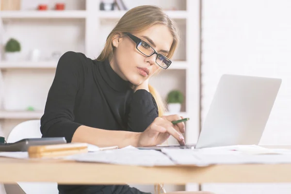 Businesslady χρησιμοποιώντας το φορητό υπολογιστή στο γραφείο — Φωτογραφία Αρχείου