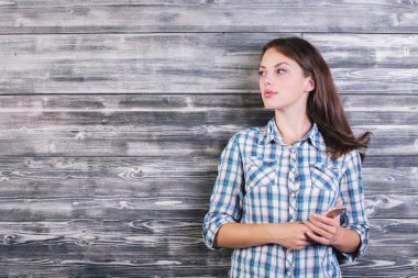 Beyaz kız holding smartphone