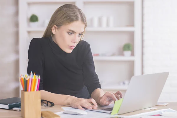 Chica usando el ordenador portátil en el escritorio — Foto de Stock