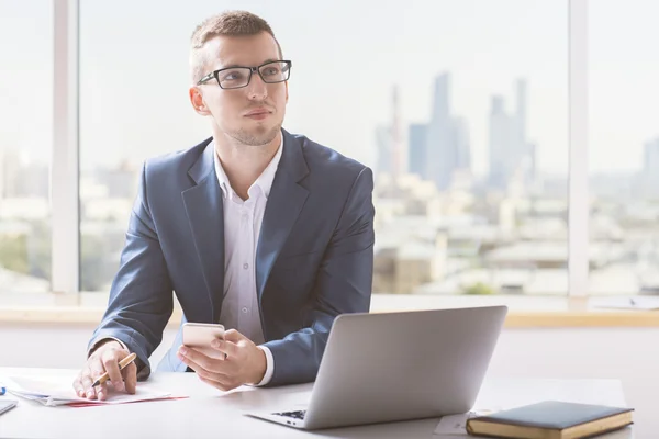 Joven guapo con teléfono inteligente — Foto de Stock