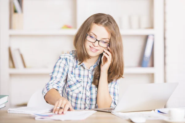 Vacker affärskvinna på telefon — Stockfoto