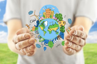 Manzara arka plan üzerinde doğal sağlıklı yaşam tarzı simgeleri ile dünyanın yaratıcı çizim tutan erkek eller. Eko kavramı