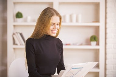 Gülümseyen kadın evrak ile ilgili