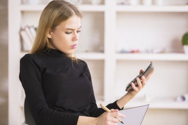 Pretty kadın muhasebeci iş yerinde