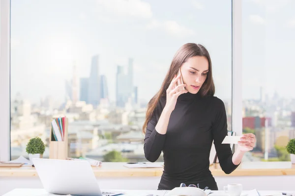 Mujer europea haciendo pedidos en línea — Foto de Stock