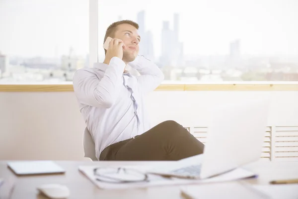 Uomo attraente al telefono cellulare — Foto Stock