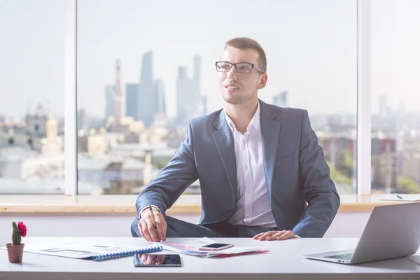 Empresário alegre de terno — Fotografia de Stock