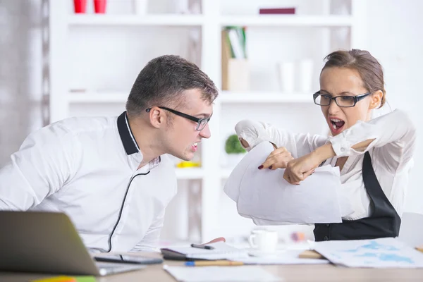 Geschäftsleute zerreißen Dokumente — Stockfoto