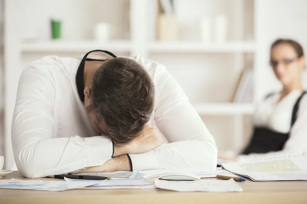 Homme fatigué dormant au bureau — Photo