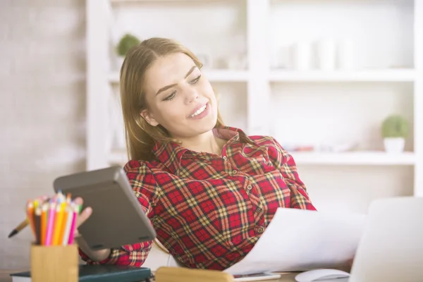 Leende kvinnlig revisor på jobbet — Stockfoto