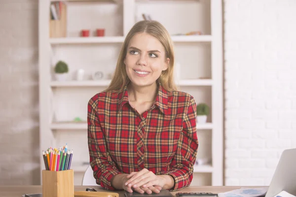 Portret van zakenvrouw in functie — Stockfoto