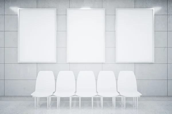 빈 포스터와 흰색 의자 — 스톡 사진
