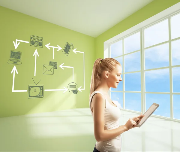 Mujer usando tableta con red de tecnología — Foto de Stock