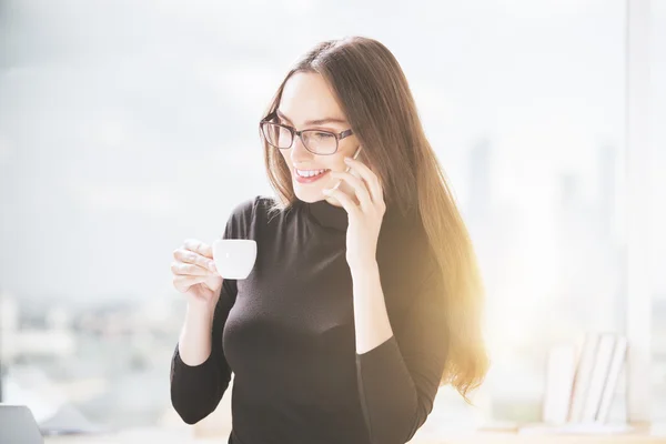 Mujer en el teléfono bebiendo café — Foto de Stock