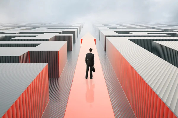 Empresário em pé na seta vermelha passando pelo labirinto abstrato no fundo do céu tempestuoso. Conceito de sucesso. Renderização 3D — Fotografia de Stock