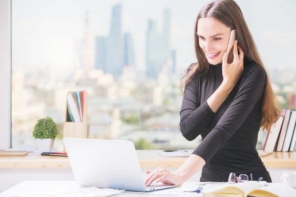 Glimlachende zakenvrouw werken in office — Stockfoto