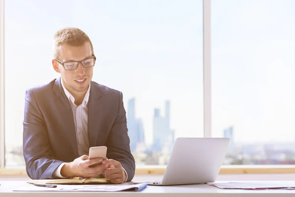 Uomo d'affari sorridente utilizzando smartphone — Foto Stock