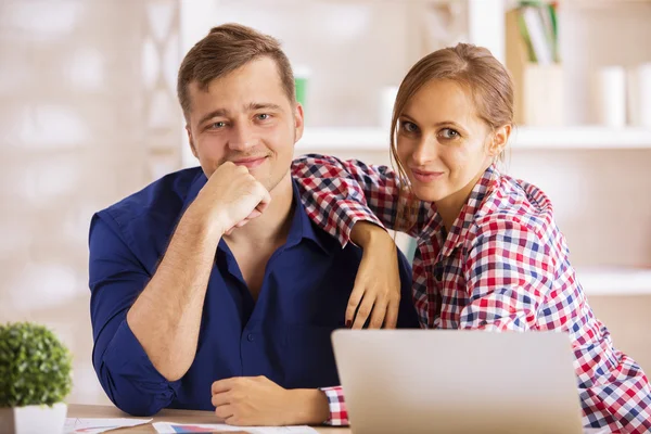 Leuk Europese paar in kantoor — Stockfoto