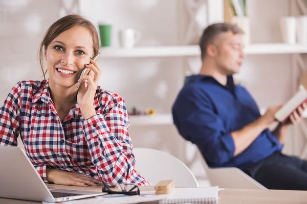 Damen på telefon använda laptop — Stockfoto