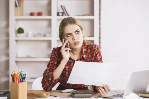 Frau am Telefon erledigt Papierkram — Stockfoto