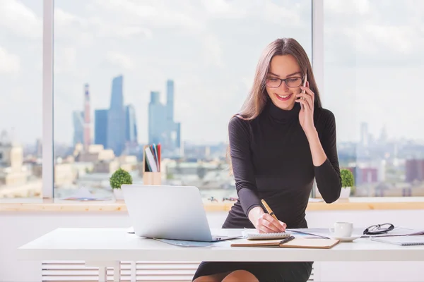 Feliz empresaria en el lugar de trabajo — Foto de Stock