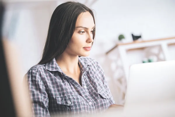 Mujer atractiva usando el ordenador portátil — Foto de Stock