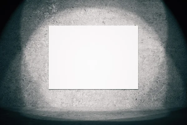 スポットライト付きの空白の看板 — ストック写真