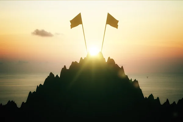 Sommet de montagne avec deux drapeaux — Photo