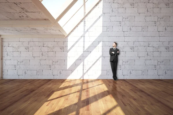 Ein junger Mann im Innenraum — Stockfoto