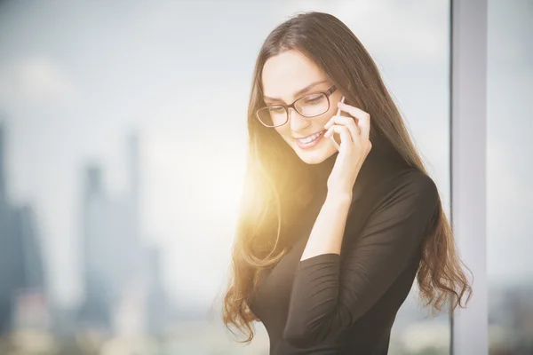 Mujer sonriente en el teléfono celular — Foto de Stock