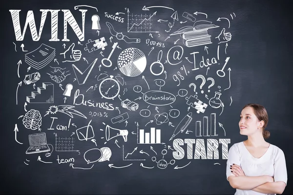 Succes concept met mooie zelfverzekerde vrouw die naar bedrijfs schets op Blackboard background kijkt — Stockfoto