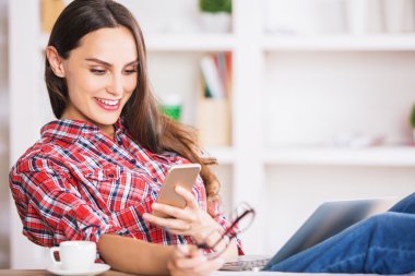 akıllı telefon kullanan rahat kadın 