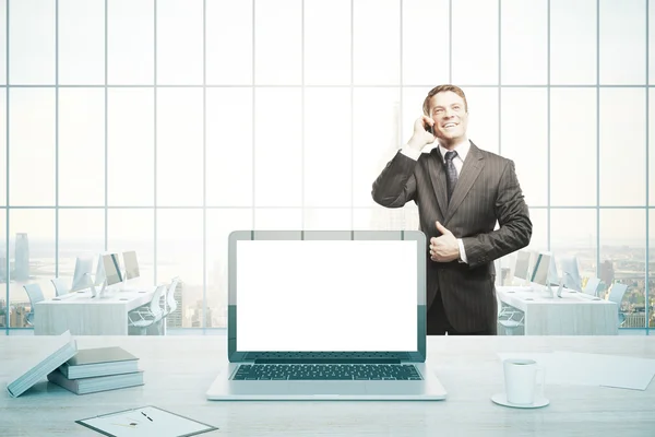 Uomo d'affari allegro su telefono in ufficio — Foto Stock