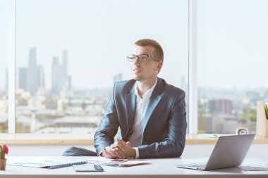 Ofiste düşünceli genç adam