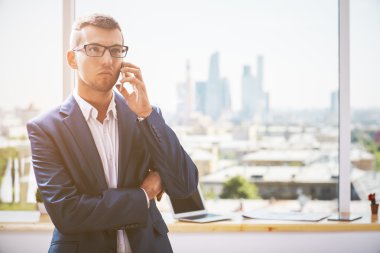 Yakışıklı genç adam telefonda