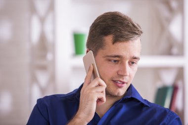 çekici bir adam telefonda konuşurken