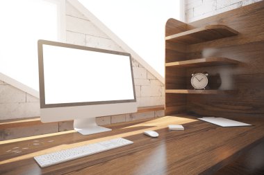 Masaüstü beyaz bilgisayar ekranı ile