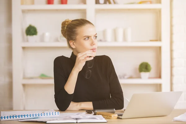 Kvinna med laptop på skrivbord — Stockfoto