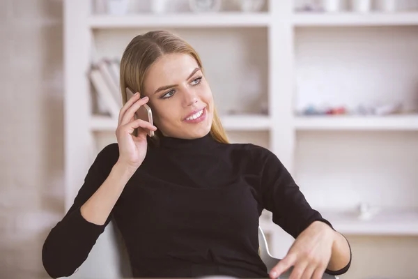 Mulher feliz no telefone — Fotografia de Stock